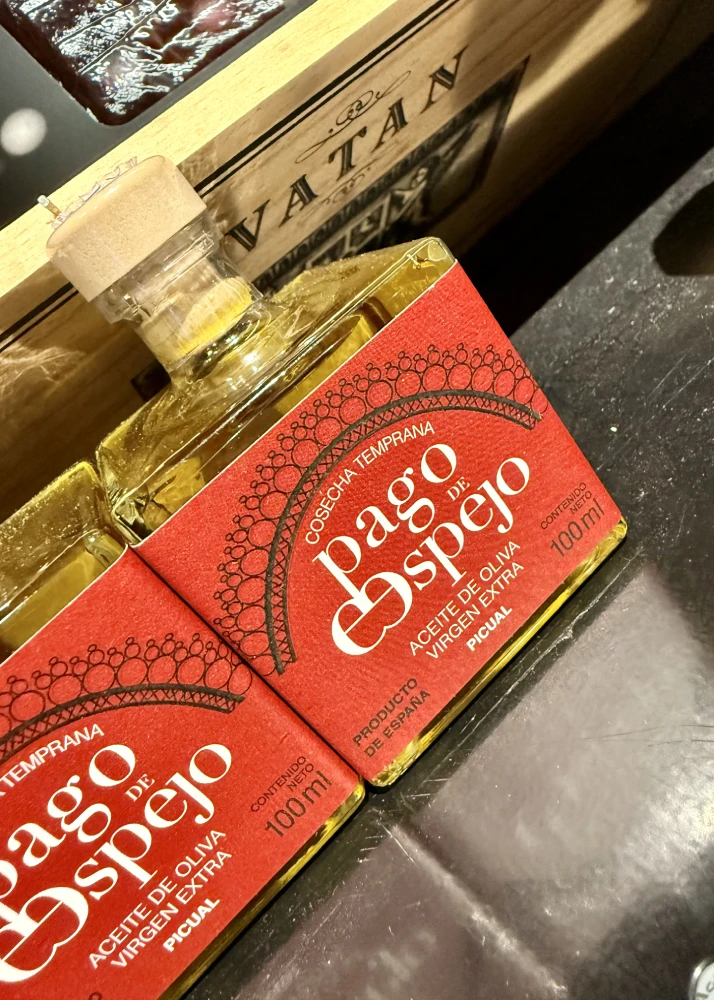 Boxed 100ml bottles of Pago de Espejo early-harvest Picual extra virgin olive oil