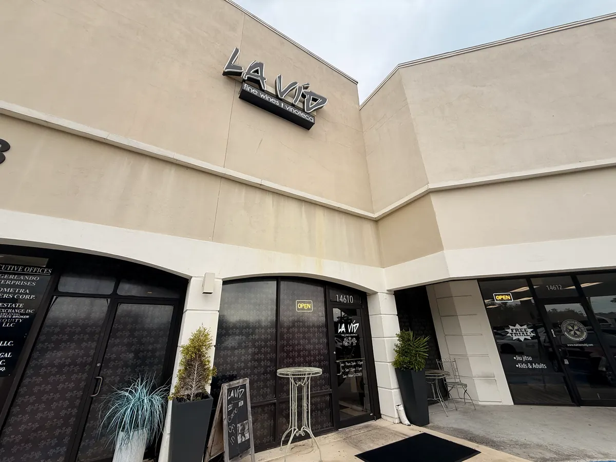 La Vid’s storefront on N Dale Mabry Hwy: the La Vid sign high on the corner of a cream stucco plaza, above tinted windows and the front door